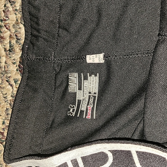 Under Armor loose black/white shorts - Picture 3 of 4